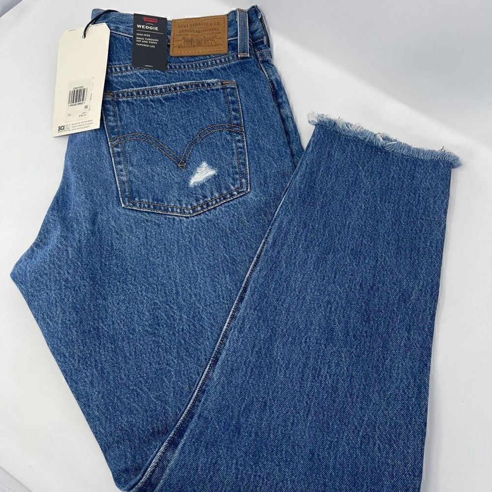 Levi's Women's Wedgie Blue Denim High Rise Tapered Leg Jeans Size 30 NWT